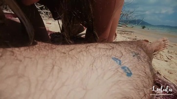 Amatőr pár hancúrozása a tenger strandon Thumb
