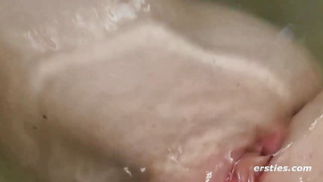 Kívánnivaló sunák fürdőznek és élvezkednek - szexfilm gyűjtemény Thumb