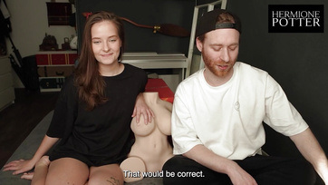 Az utazásra is magával vitte a nagy mellű gumibabát a pajkos amatőr pár Thumb