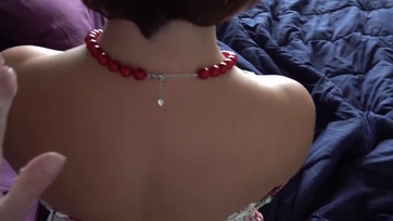 A hatalmas csöcsökkel felszerelt nevelőanyukám bevadult miközben simogattam majd elkezdett szopni Thumb