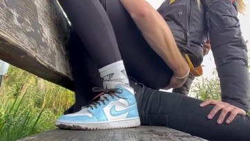 Úgy bevadult a bűbájos leány a köztéren hogy a leggings-ében ugrándozott az ágaskodó fütyülőmön Thumb