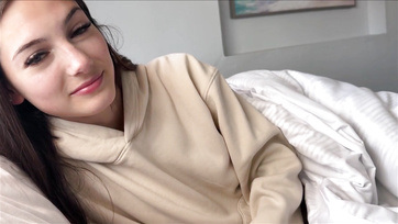 Annak ellenére hogy rosszul érezte magát rábeszélt a baszásra a kéjelgő mostohahúgocskám Thumb