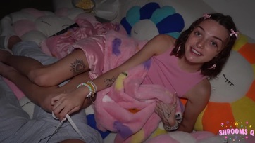 A tévézés közben letépte a karcsú tini leányzó a nevelőapjáról a gatyát és ráesett a pöcsére Thumb