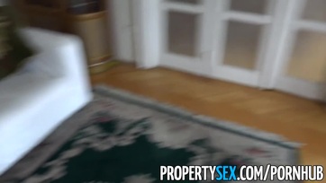 A hosszú lábikójú magyarországból való ingatlanközvetítő kiscsaj jókedvűen dajkálta a nagy-britanniai üzletfele fütykösét Thumb