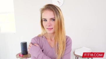 A cukimuki platinaszőke bébi felvette a sportleggingszet és ráhajolt a hamiscastingos álló szerszámára Thumb