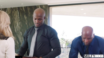 A dekoratív szöszke főnökasszony kereset kiegészítésként felajánlotta a zamatos puniját az alkalmazottjainak Thumb