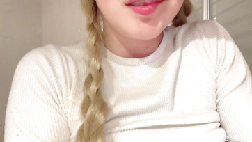 A mostohaapuja fürdőszobájában dugta meg az ujjával a popsikáját a bozontos nunis tinilány Thumb