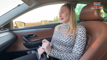 A cuki stoppos cicus megmutogatta a kebleit majd a popsikáját és baszással pengetett a taxiért Thumb
