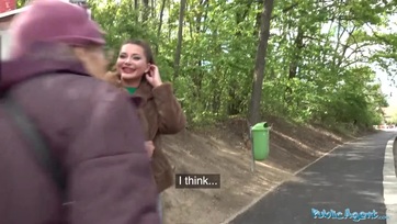 Örömmel megvillantotta egy kis kp-ért a csodaszép cickóit és a picsáját majd szétnyitotta a lábacskáit Thumb
