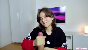 Az orcájára és az éhes szájába is jutott a gecimből miután kihúztam a kéjnedves puncijából Thumb
