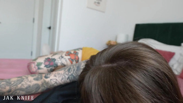 A csajszim bőrtetkós mostohahúgija addig nyaggatott, míg jól meg nem baszarintottam a likacskáját Thumb