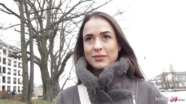 A berlini utca ügynöknek egy átkozottul kívánnivaló széttetovált suncit sikerült elhívnia a pornó castingra Thumb