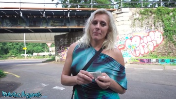 A gyári csöcsű szöszke milf a közparkban szopizott és dugott, a végén pedig az arcára sprickoltak Thumb
