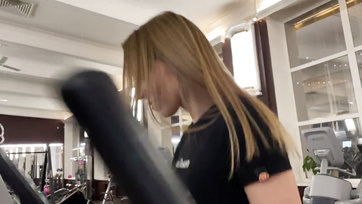Az edzőterem klotyójában flexeltek egy gyorsat a szöszi oroszországi lánnyal, pedig bármelyik pillanatban lebukhattak volna Thumb