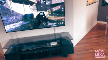 A mostohafivére jókedvűen videójátékozott, mialatt a nagy seggű szexbomba felcsücsült a pélójára Thumb